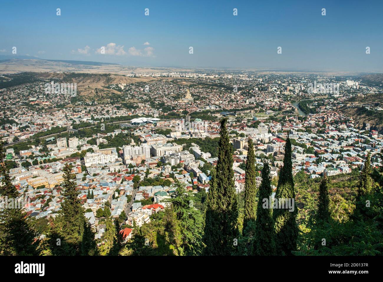 Blick über Tiflis, die Hauptstadt Georgiens, vom Mtasminda Park. Stockfoto