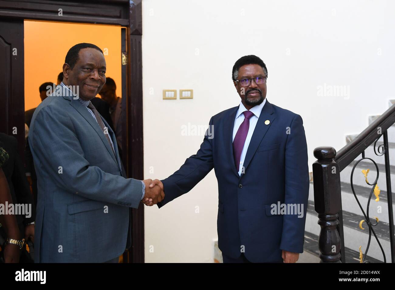 Am 19. Mai 2018 traf Botschafter Francisco Madeira, Sonderbeauftragter der Kommission der Afrikanischen Union für Somalia, mit dem Sprecher Mohamed Mursal Scheich Abdirahman im Somalias Präsidentenpalast in Mogadischu zusammen. Sie erörterten die politischen Entwicklungen Somalias. Stockfoto