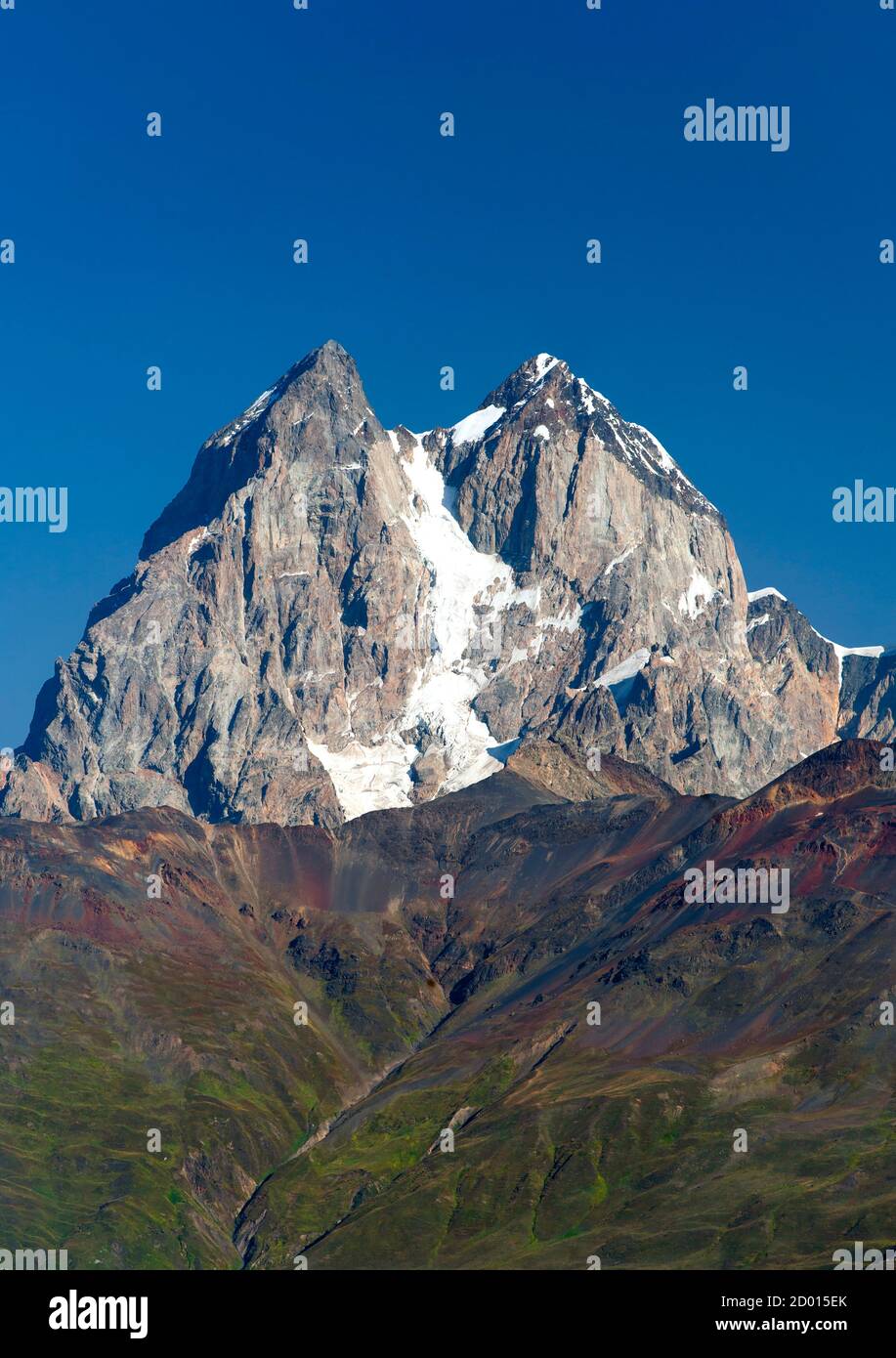Die Doppelspitzen von Berg Uschba (4710m) in der Region Swanetien des Kaukasus Gebirges im Nordwesten Georgiens. Stockfoto