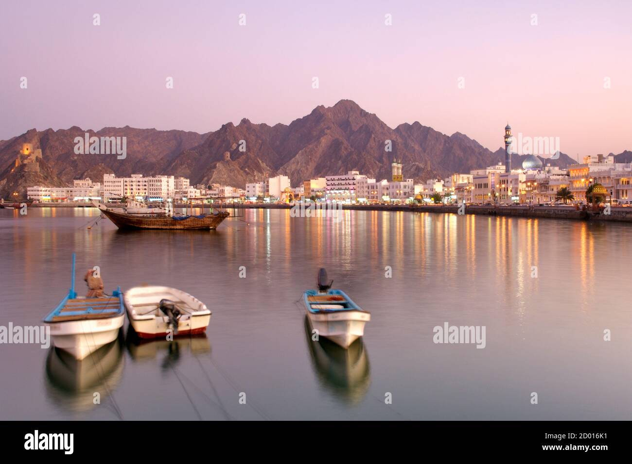 NR Dusk Dusk Blick auf den Mutrah Hafen und die Uferpromenade in Muscat, der Hauptstadt des Sultanats von Oman. Stockfoto