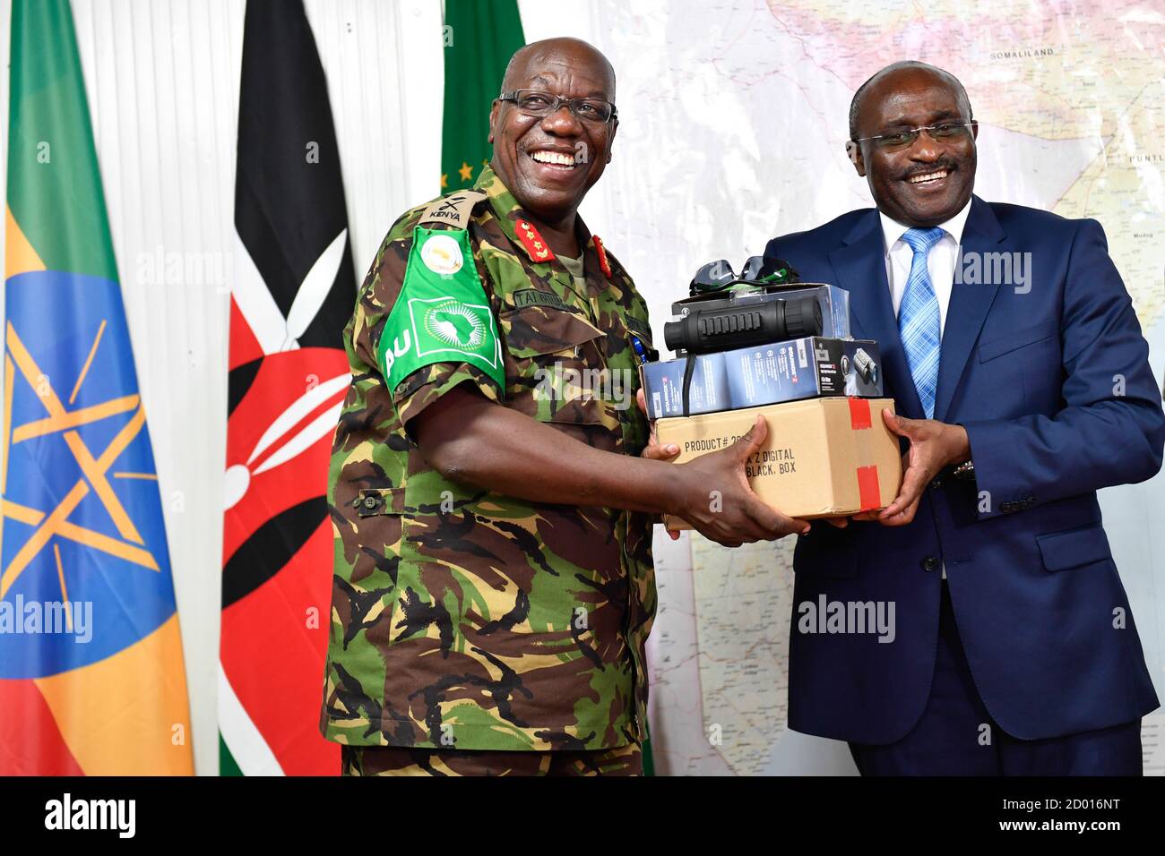 Am 7. Juni 2018 übergab Simon Mulongo, stellvertretender Sonderbeauftragter der Kommission der Afrikanischen Union, Nachtsichtgeräte an Generalmajor C Tai Gituai von AMISOM in Somalia. Die Ausrüstung sollte die operativen Fähigkeiten der AMISOM bei den Sicherheitseinsätzen Somalias verbessern. Stockfoto