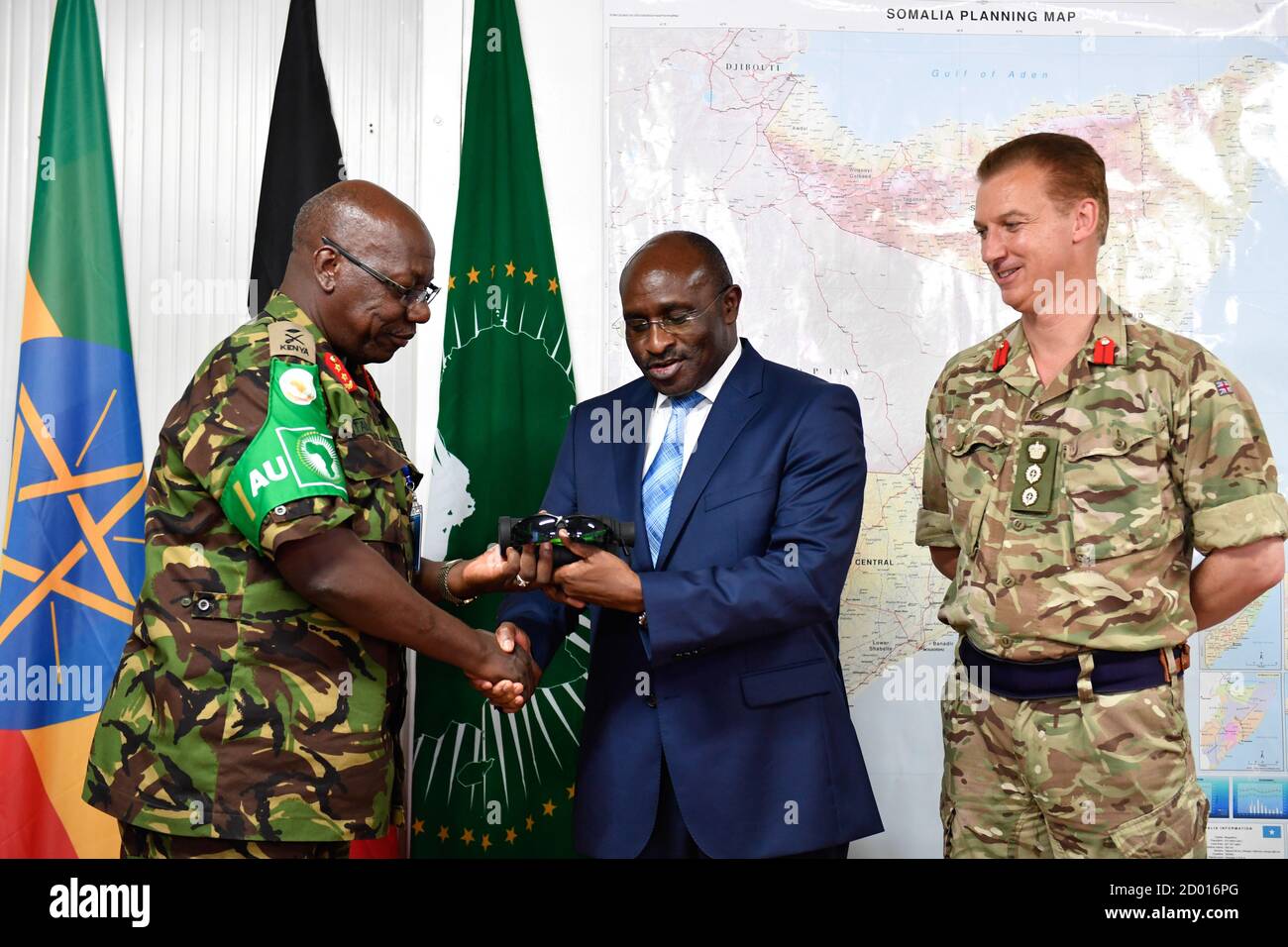 Am 7. Juni 2018 stellt Simon Mulongo, stellvertretender Sonderbeauftragter der Kommission der Afrikanischen Union für Somalia, Generalmajor C Tai Gituai, stellvertretender Befehlshaber der AMISOM, Nachtsichtgeräte vor, um die operativen Fähigkeiten in Somalia zu verbessern. Stockfoto