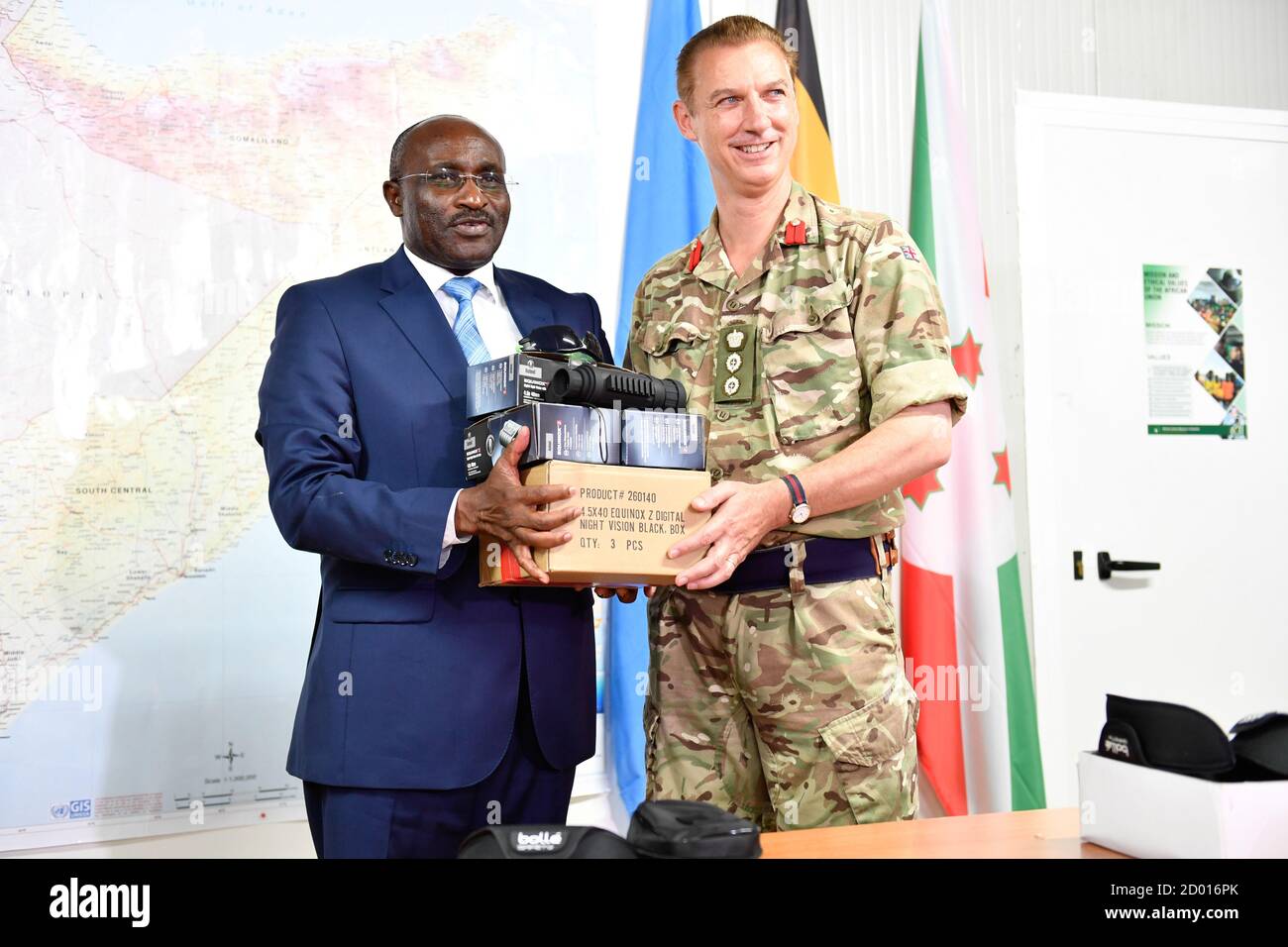 Am 7. Juni 2018 übergab Simon Mulongo, stellvertretender Sonderbeauftragter der Kommission der Afrikanischen Union, Nachtsichtgeräte an Generalmajor C Tai Gituai, stellvertretender Befehlshaber der AMISOM, in Somalia, um Operationen und Sicherheitsmaßnahmen zu unterstützen. Stockfoto