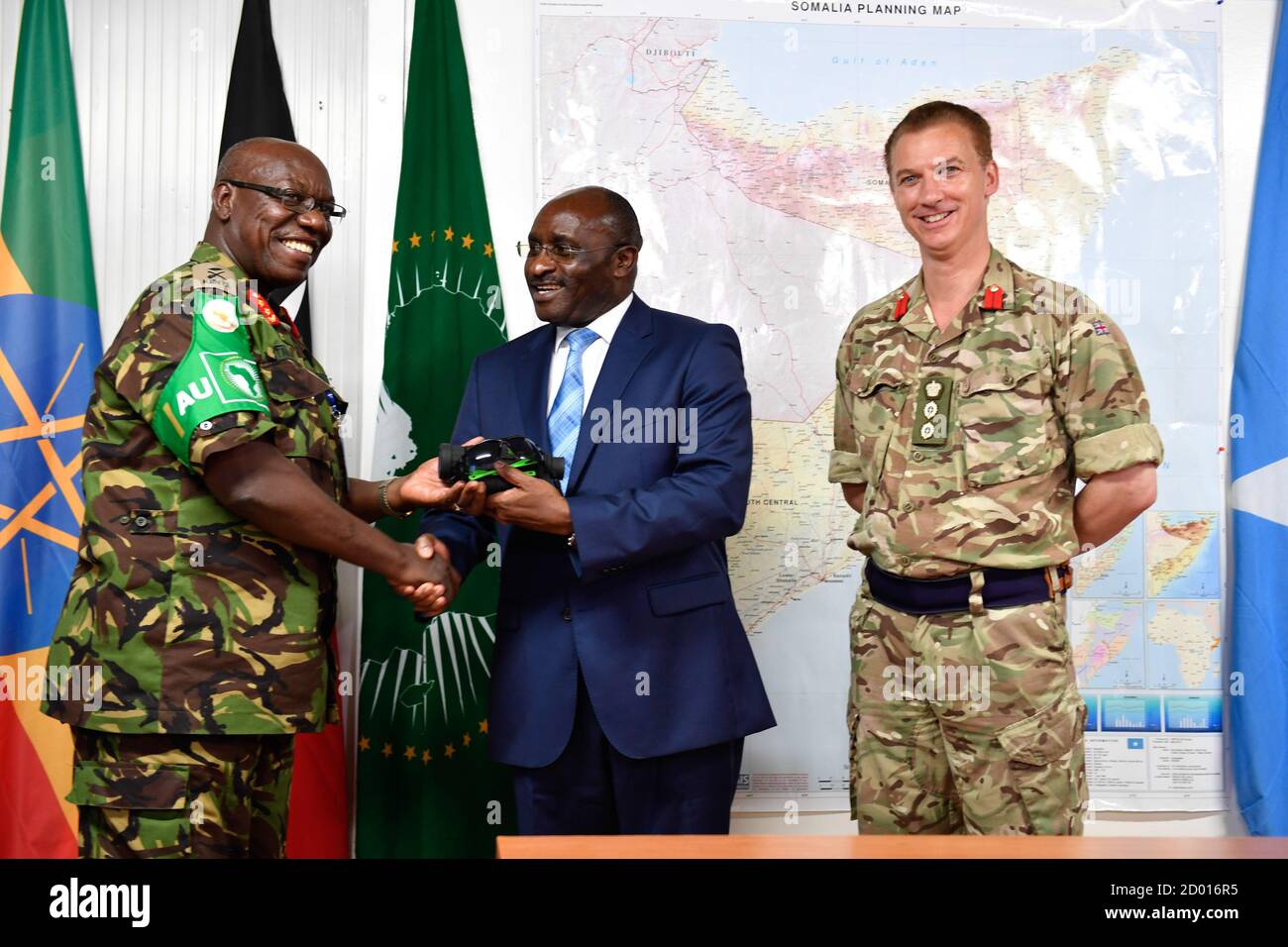 Am 7. Juni 2018 übergab Simon Mulongo, stellvertretender Sonderbeauftragter der Kommission der Afrikanischen Union für Somalia, Nachtsichtgeräte an Generalmajor C Tai Gituai, stellvertretender Befehlshaber der AMISOM-Einsatzkräfte in Somalia. Stockfoto
