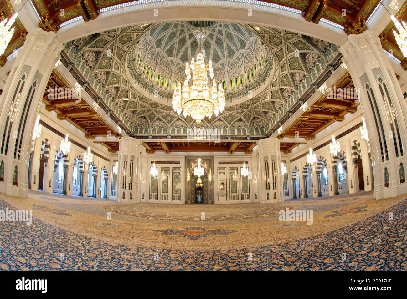 Innenraum des Gebetsbereichs der Sultan Qaboos Moschee in Maskat, Oman. Stockfoto