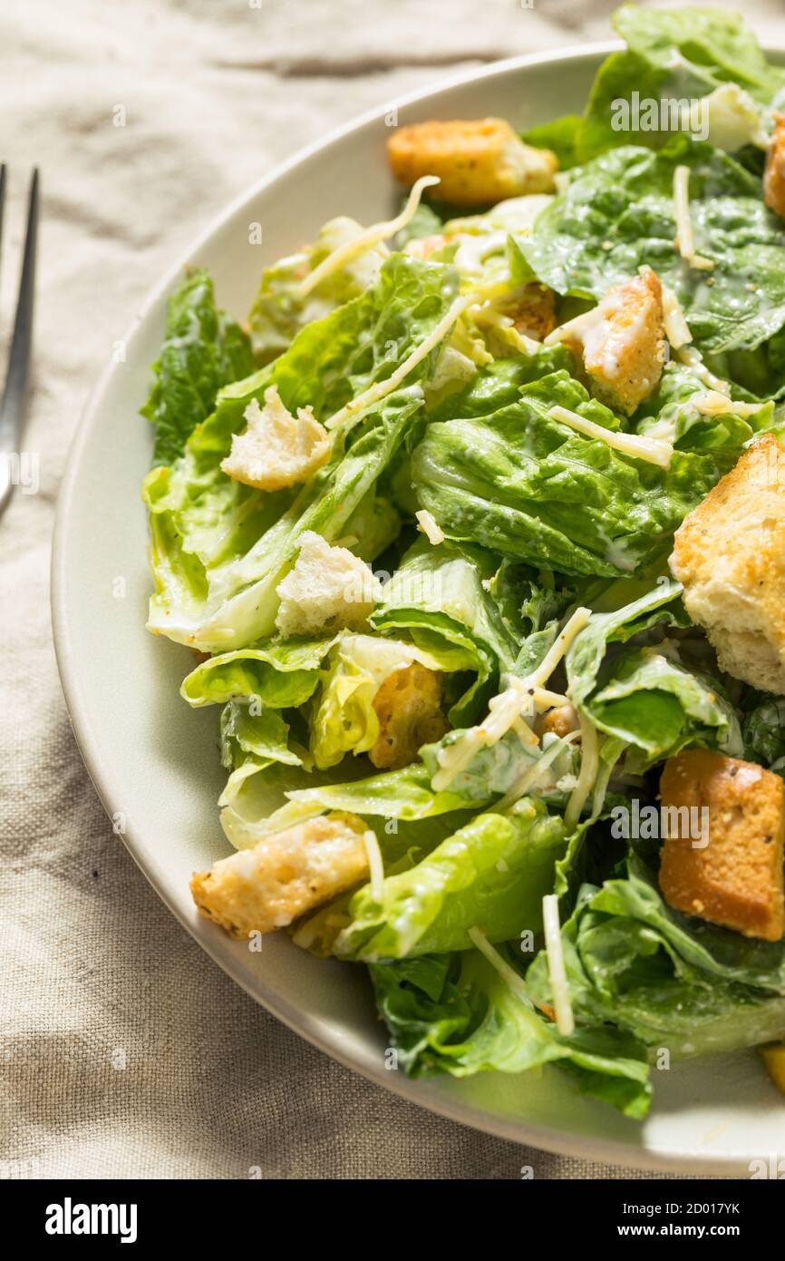 Hausgemachte gesunde Romaine Caesar Salat mit Dressing und Croutons Stockfoto