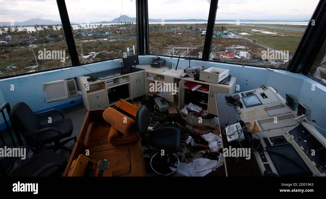 Beschädigte Kontrollturm des Flughafens Tacloban ist gesehen, nachdem Super Taifun Haiyan Tacloban City, in Zentral-Philippinen 9. November 2013 zerschlagen. Vielleicht der stärkste Taifun jemals an Land verwüstet, die die zentralen philippinischen Stadt Tacloban, mindestens 100 Menschen töten drehen in Schutt und Asche und Nivellierung des Flughafens in eine Welle von Hochwasser und starkem Wind Häuser, sagten Beamte am Samstag getroffen. Die Maut von Tod und Sachschäden durch Taifun Haiyan am Freitag wird voraussichtlich ansteigen als Rettungskräfte und Soldaten erreichen Bereiche abgeschnitten von dem massiven, schnelllebigen Sturm, der einen Kategorie 4 o geschwächt Stockfoto