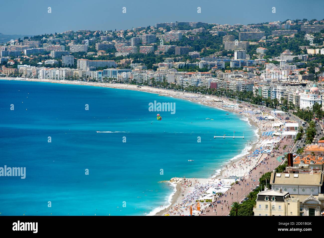 Die Baie des Anges (Bucht der Engel) in Nizza an der französischen Riviera entlang der Mittelmeerküste in Südfrankreich. Stockfoto