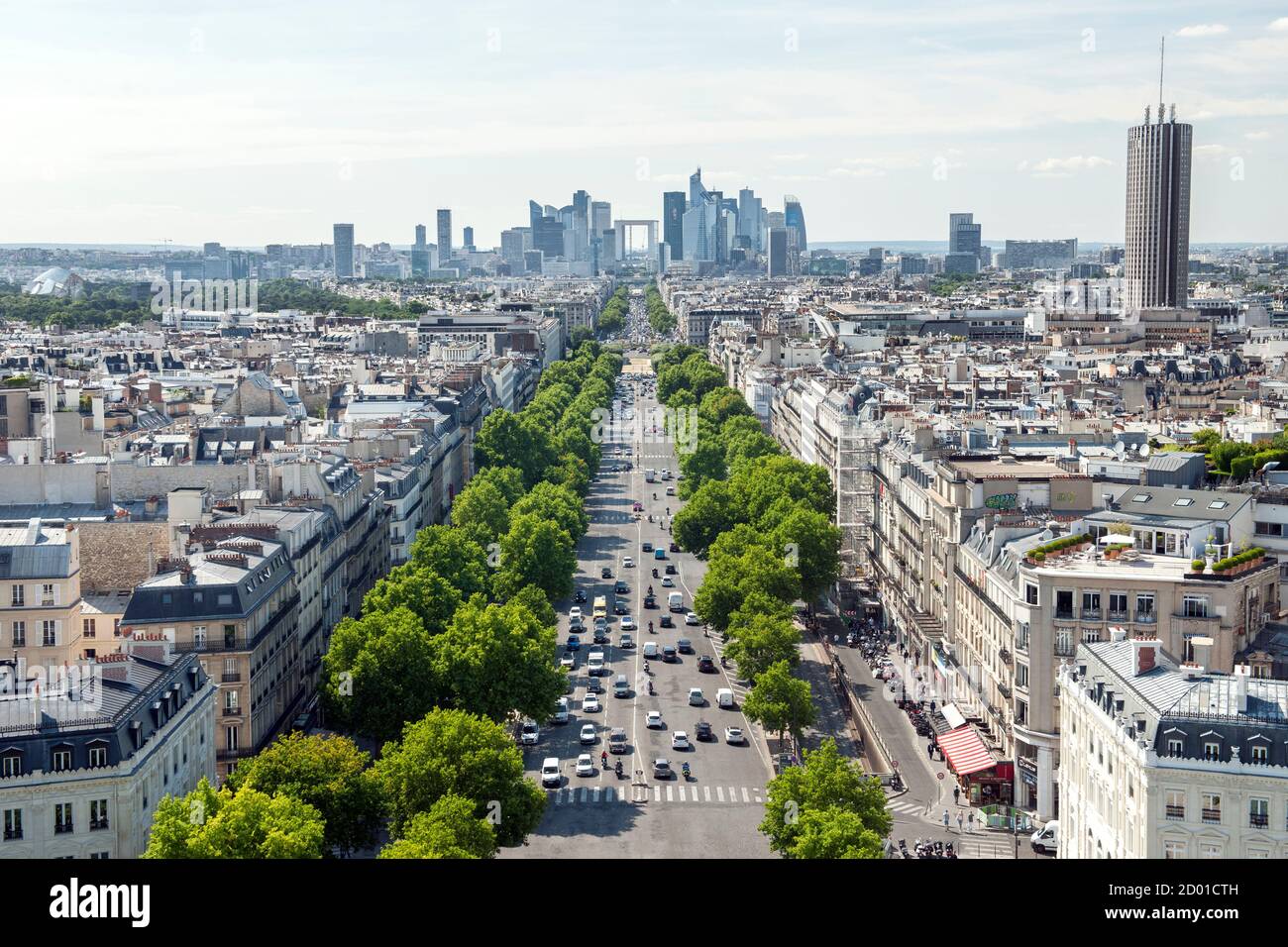 Blick von der Spitze des Triumphbogens auf die Avenue de la Grande Armée in Richtung La Grande Arche de la Défense in Paris. Stockfoto