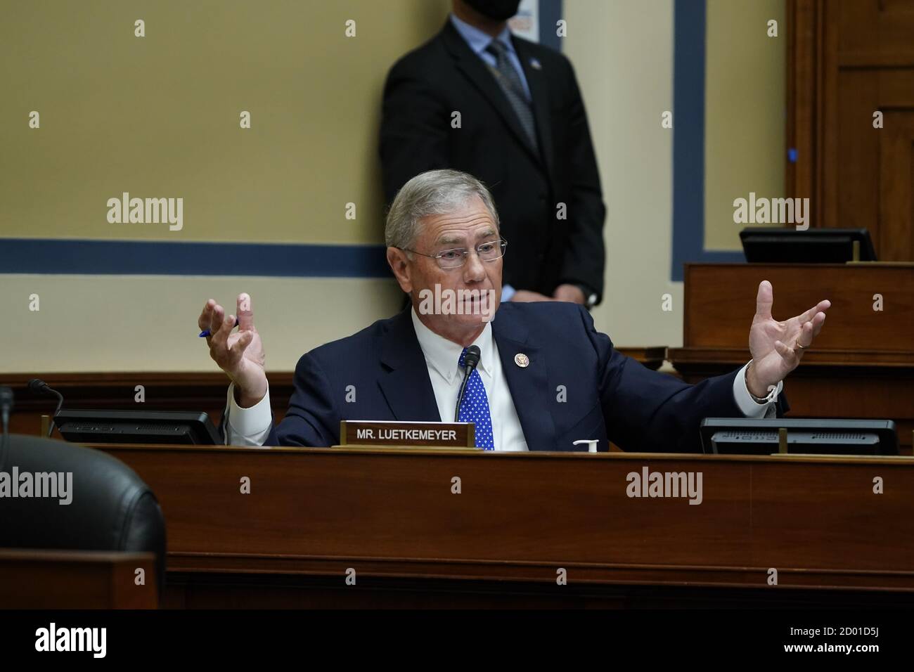 Die Vertreterin der Vereinigten Staaten, Blaine Luetkemeyer (Republikaner von Missouri), spricht als US-Gesundheitsminister Alex Azar vor dem Unterausschuss des House Select zur Coronavirus-Krise auf dem Capitol Hill in Washington am Freitag, den 2. Oktober 2020, spricht. Quelle: J. Scott Applewhite/Pool via CNP /MediaPunch Stockfoto