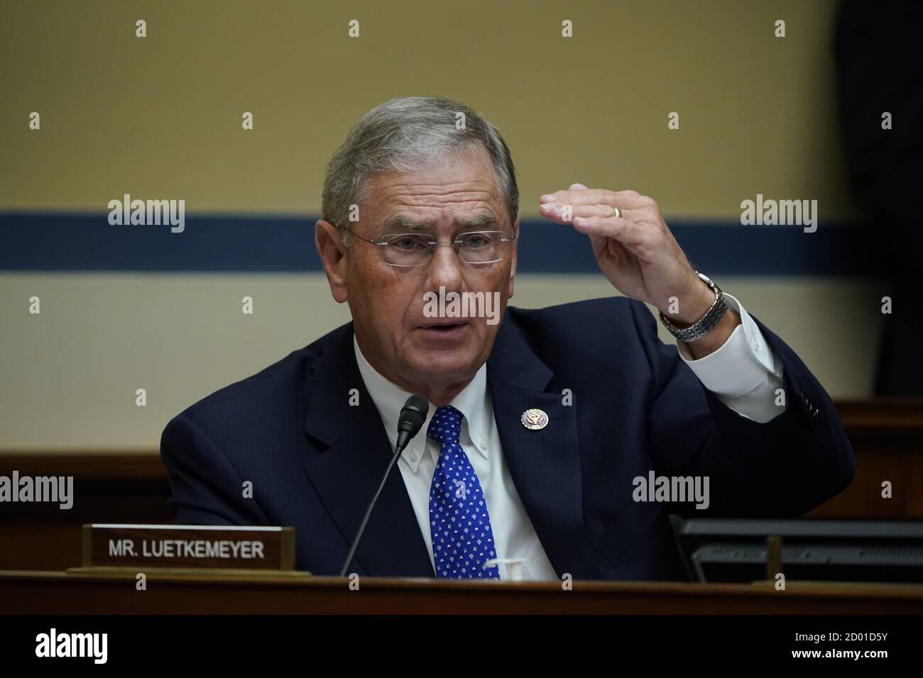 Die Vertreterin der Vereinigten Staaten, Blaine Luetkemeyer (Republikaner von Missouri), spricht als US-Gesundheitsminister Alex Azar vor dem Unterausschuss des House Select zur Coronavirus-Krise auf dem Capitol Hill in Washington am Freitag, den 2. Oktober 2020, spricht. Quelle: J. Scott Applewhite/Pool via CNP /MediaPunch Stockfoto