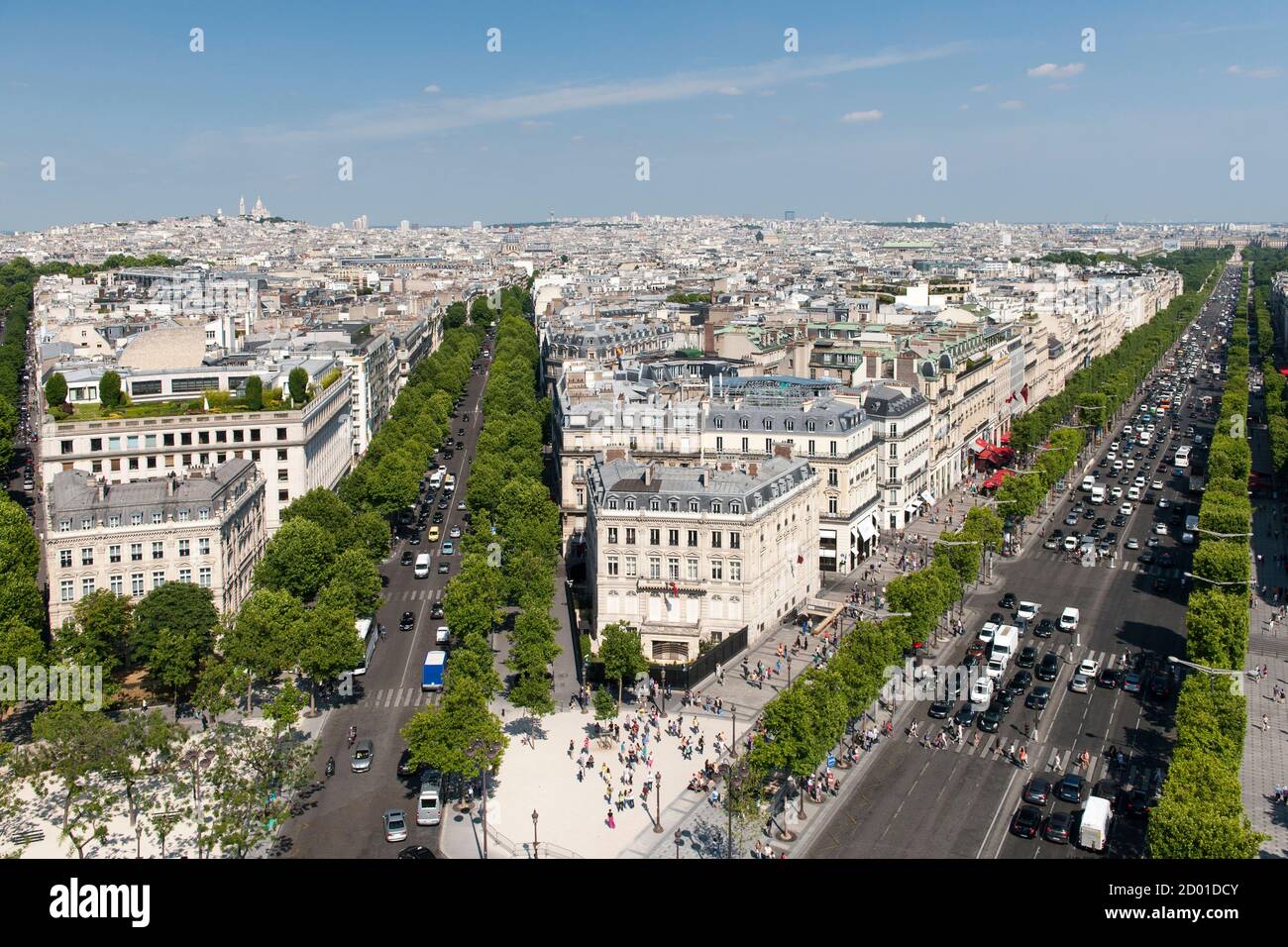 Blick über Paris von der Spitze des Arc de Triomphe. Die Avenue de Friedland liegt im Zentrum, die Avenue des Champs-Élysées auf der rechten Seite. Stockfoto