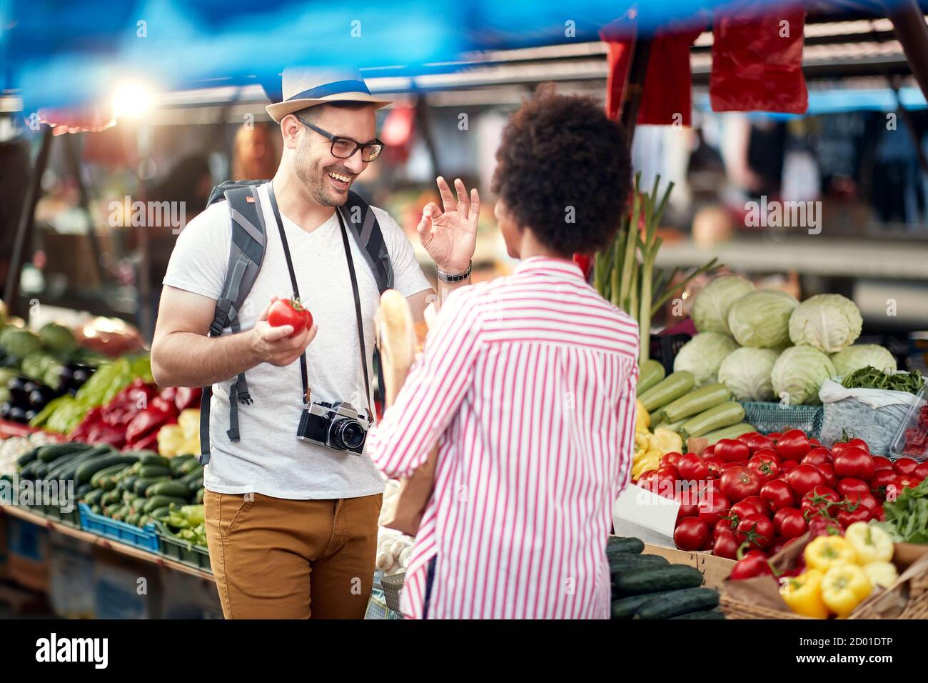 Markt Mit Wenigen Großen Anbietern Verkauf von frischem und biologischem Gemüse und Obst auf dem grünen