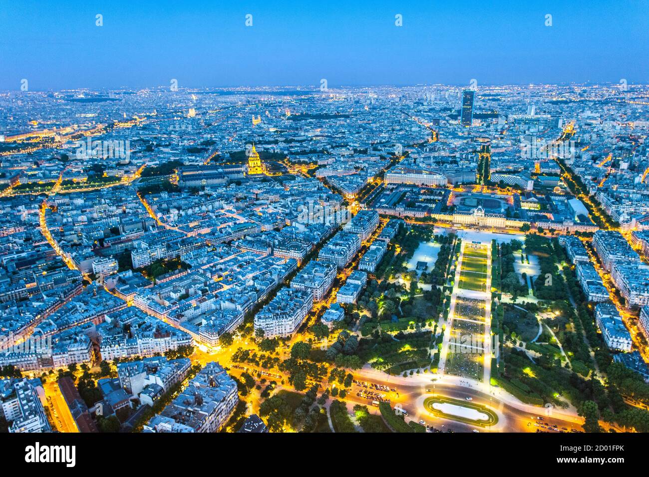 Blick über Paris von der Spitze des Eiffelturms in der Abenddämmerung. Stockfoto