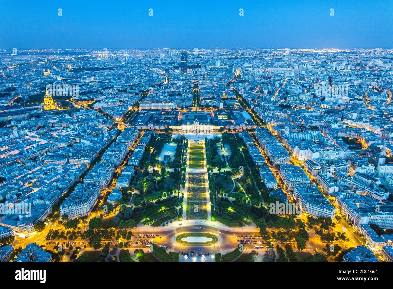 Blick über Paris von der Spitze des Eiffelturms in der Abenddämmerung. Stockfoto