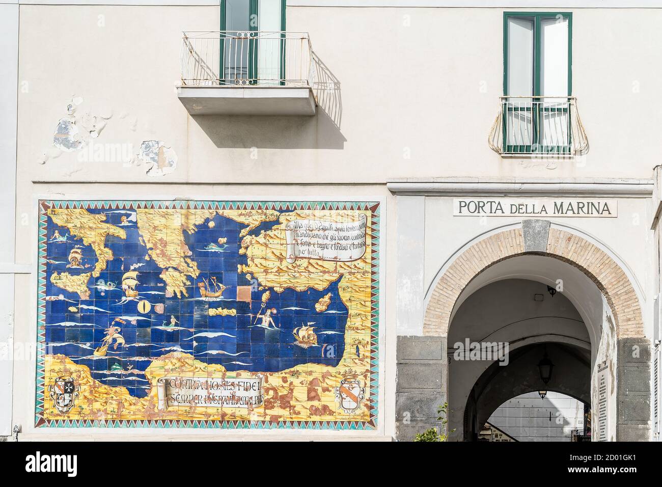 Porta della Marina in Amalfi, die alte Porta de Sandala, einer der mittelalterlichen Eingänge zur Stadt Amalfi, Amalfiküste, Kampanien, Italien. Stockfoto