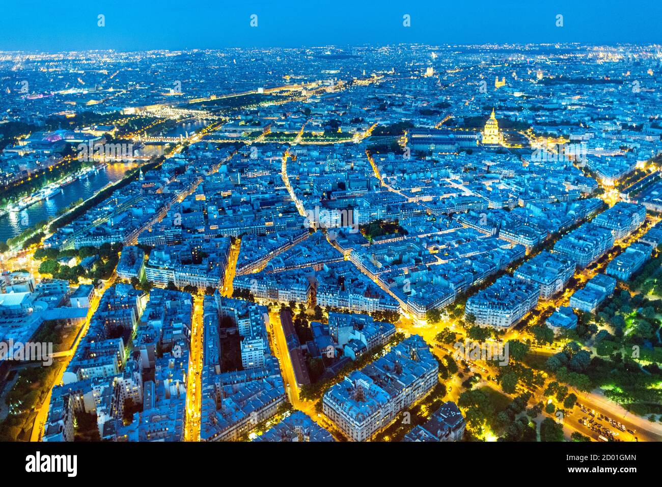 Blick über Paris von der Spitze des Eiffelturms in der Abenddämmerung. Stockfoto