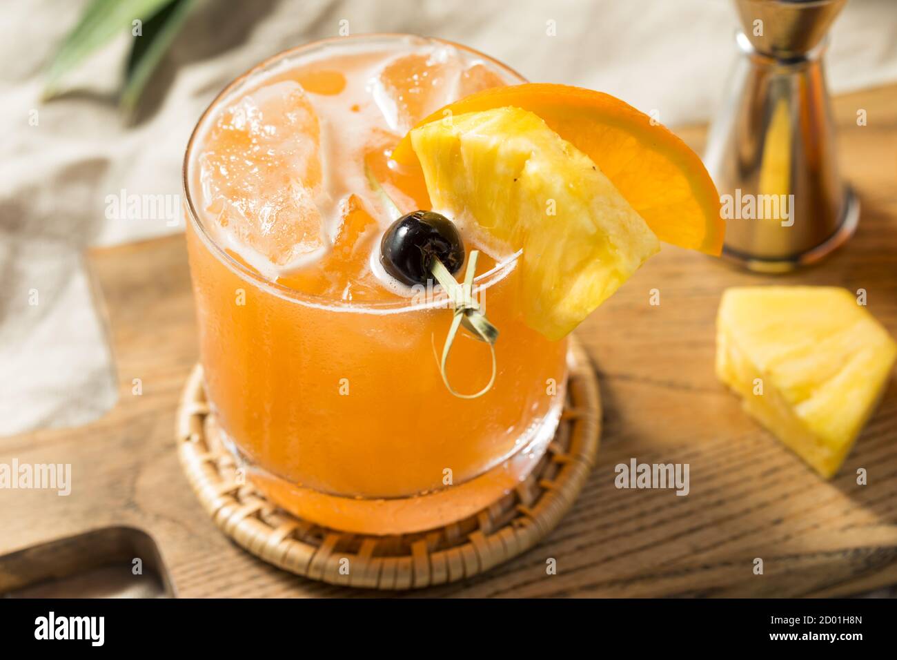 Erfrischender Rum Runner Cocktail mit Ananas und Orange Stockfoto