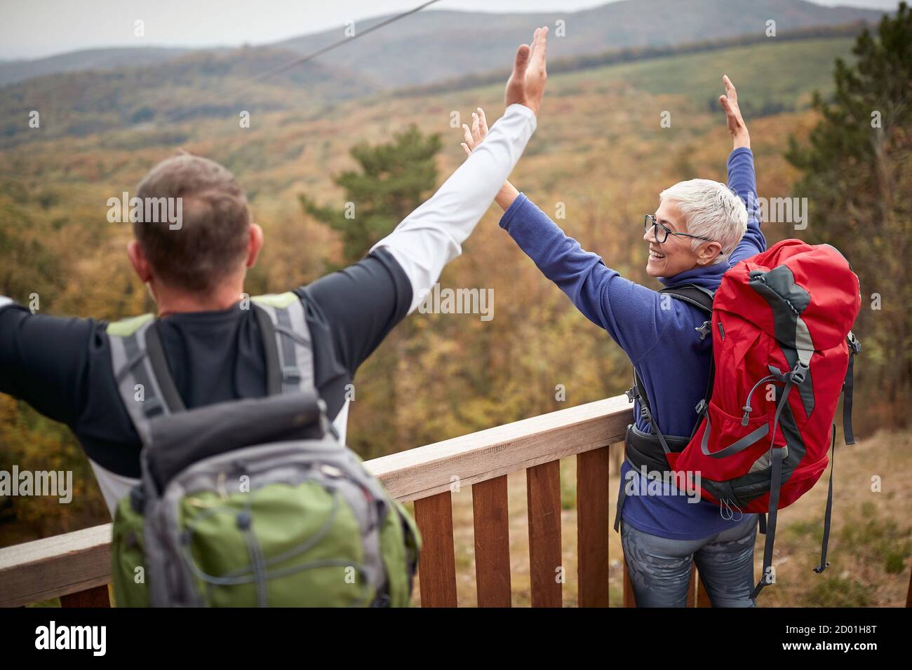 Senior Paar Trekking im Wald; Active retirment Konzept Stockfoto