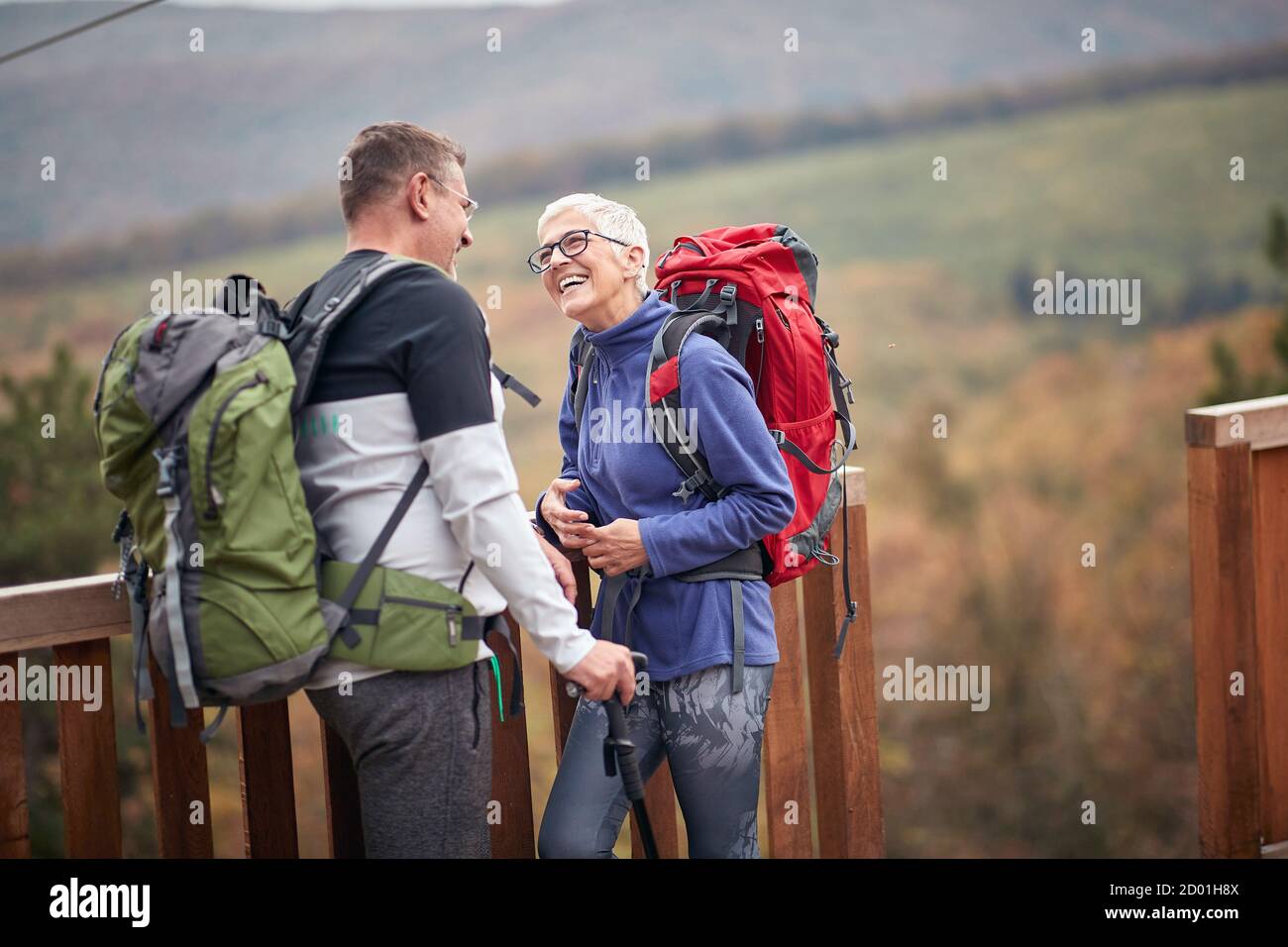Senioren genießen die Aussicht nach dem Wandern; aktiver Ruhestand Lebensstil Stockfoto