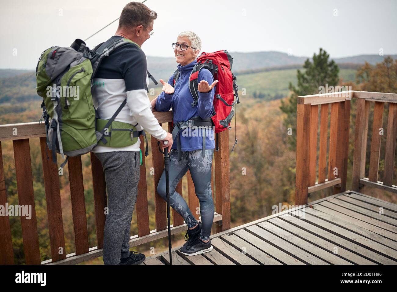 Senior Paar Trekking im Wald; Active retirment Konzept Stockfoto