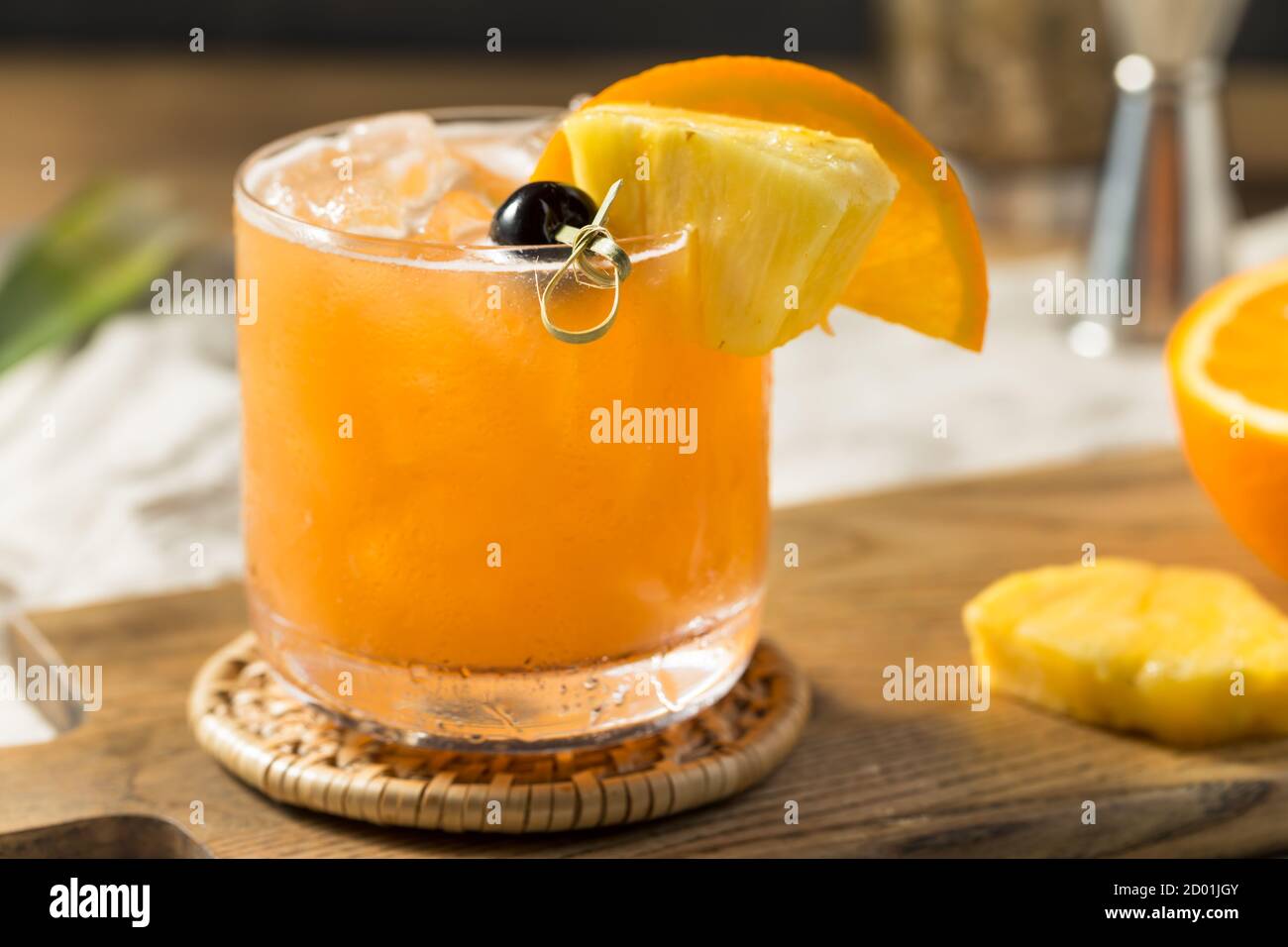 Erfrischender Rum Runner Cocktail mit Ananas und Orange Stockfoto