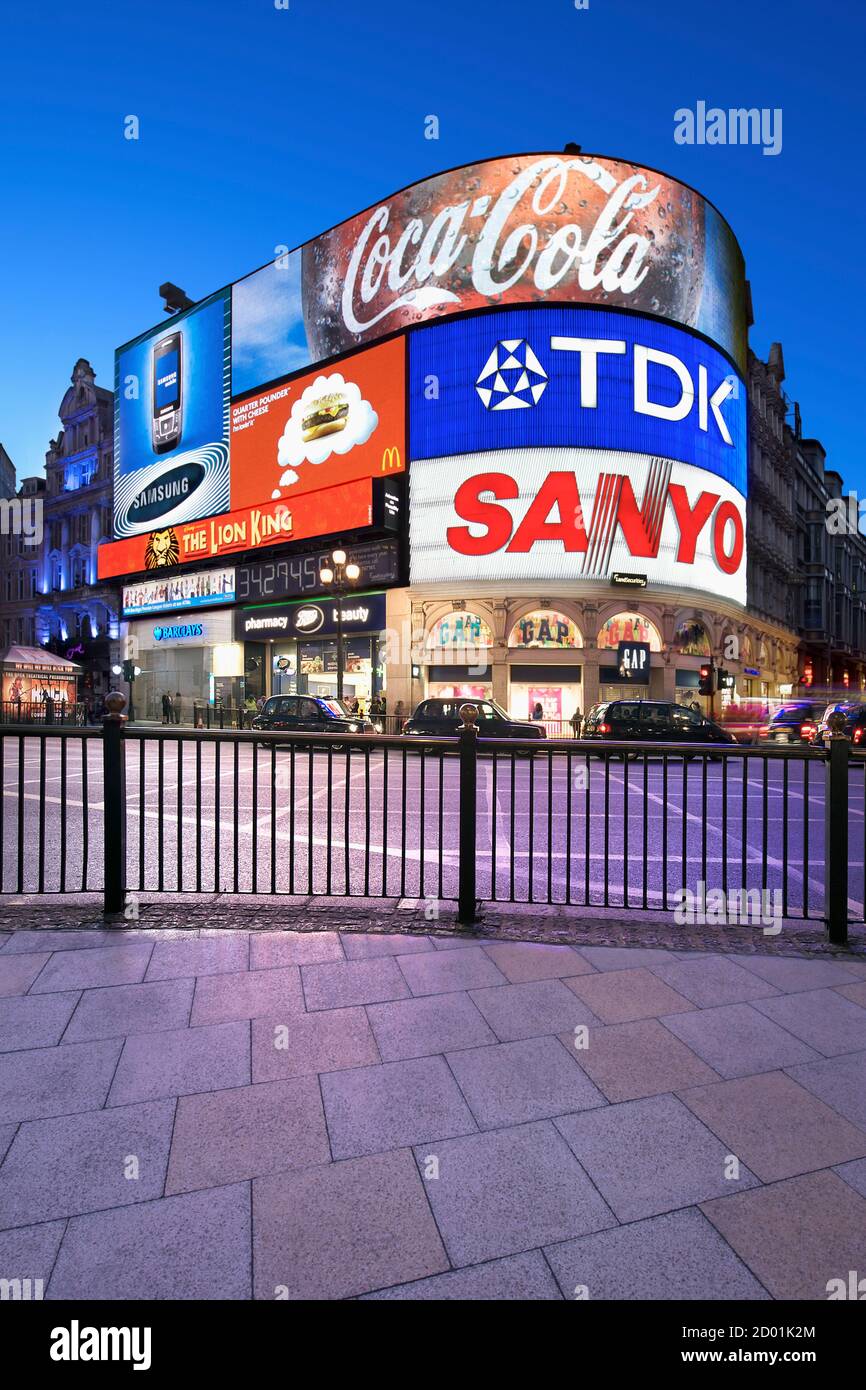 Piccadilly Circus in London bei Nacht. Stockfoto