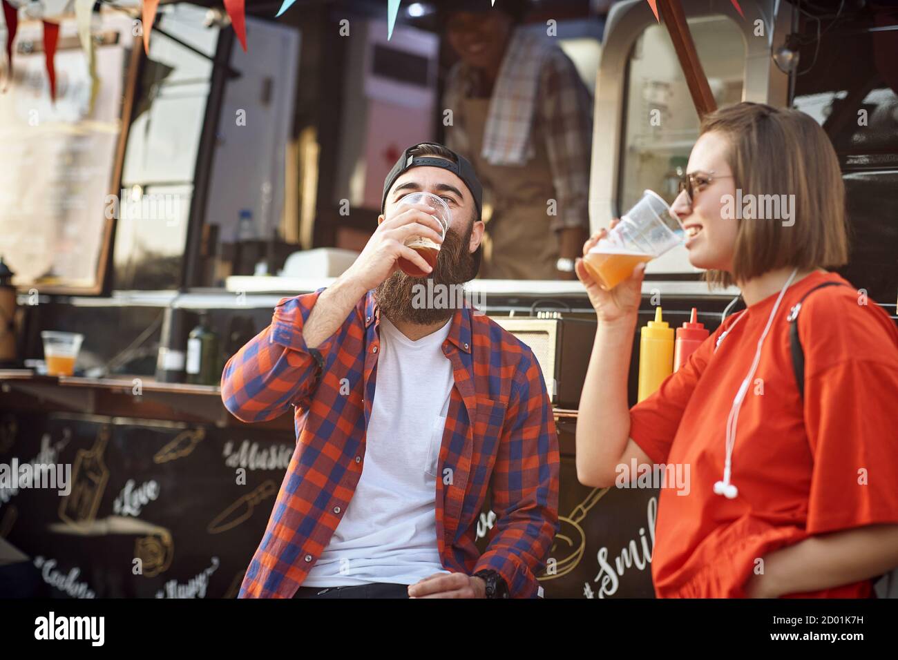 Hipster Pärchen chillen mit Bier vor dem Essen LKW Stockfoto