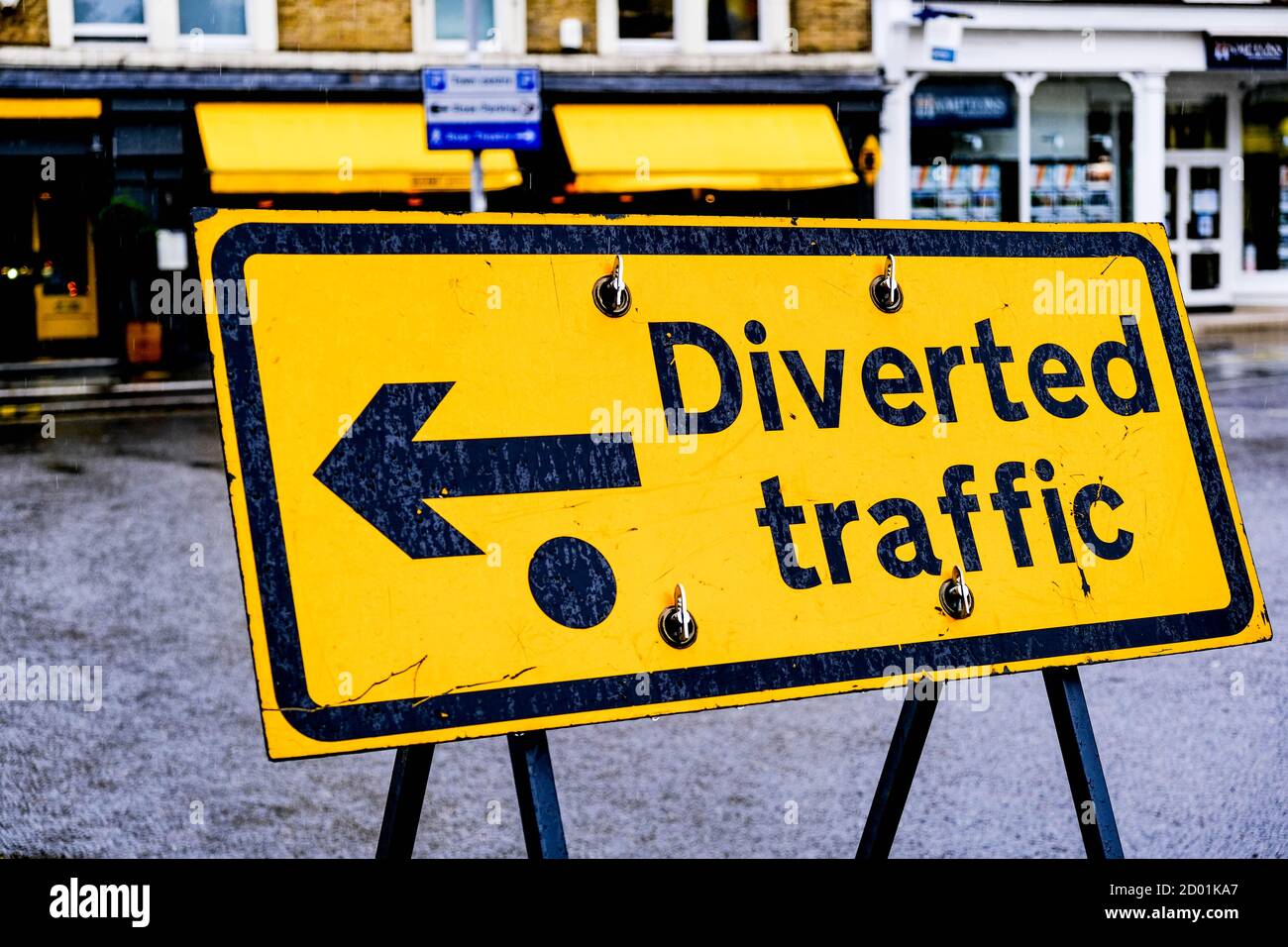 London UK, Oktober 02 2020, Gelbes temporäres Straßenverkehrsabzeichen, Nahaufnahme ohne Personen Stockfoto