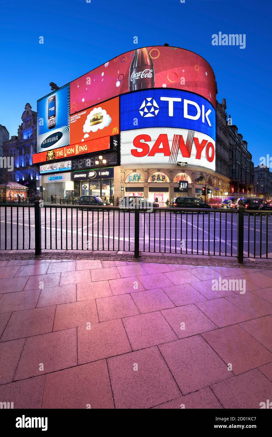 Piccadilly Circus in London bei Nacht. Stockfoto