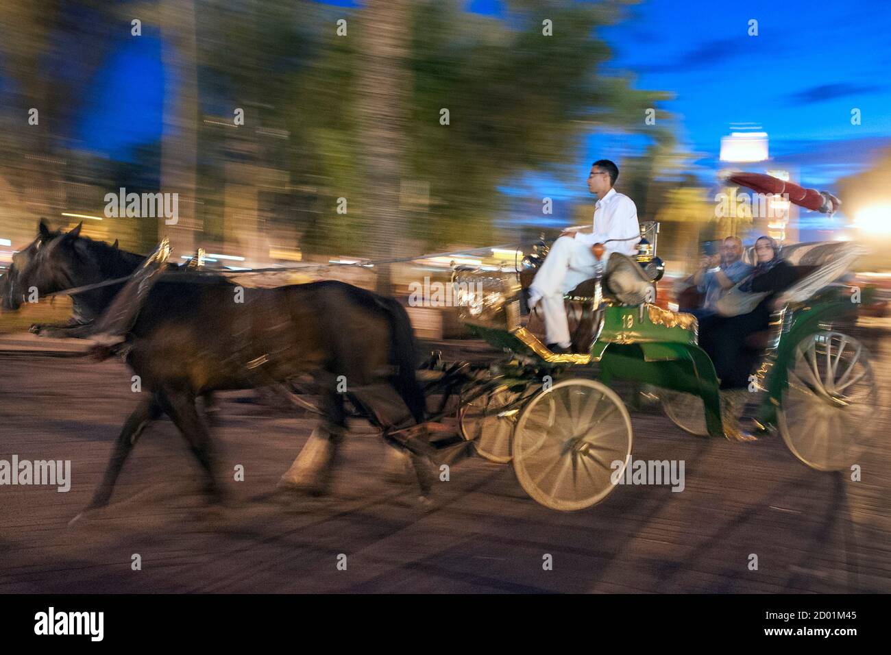 Pferdekutsche Kutsche in Platz Jemaa El Fna in Marrakesch, Marokko. Stockfoto