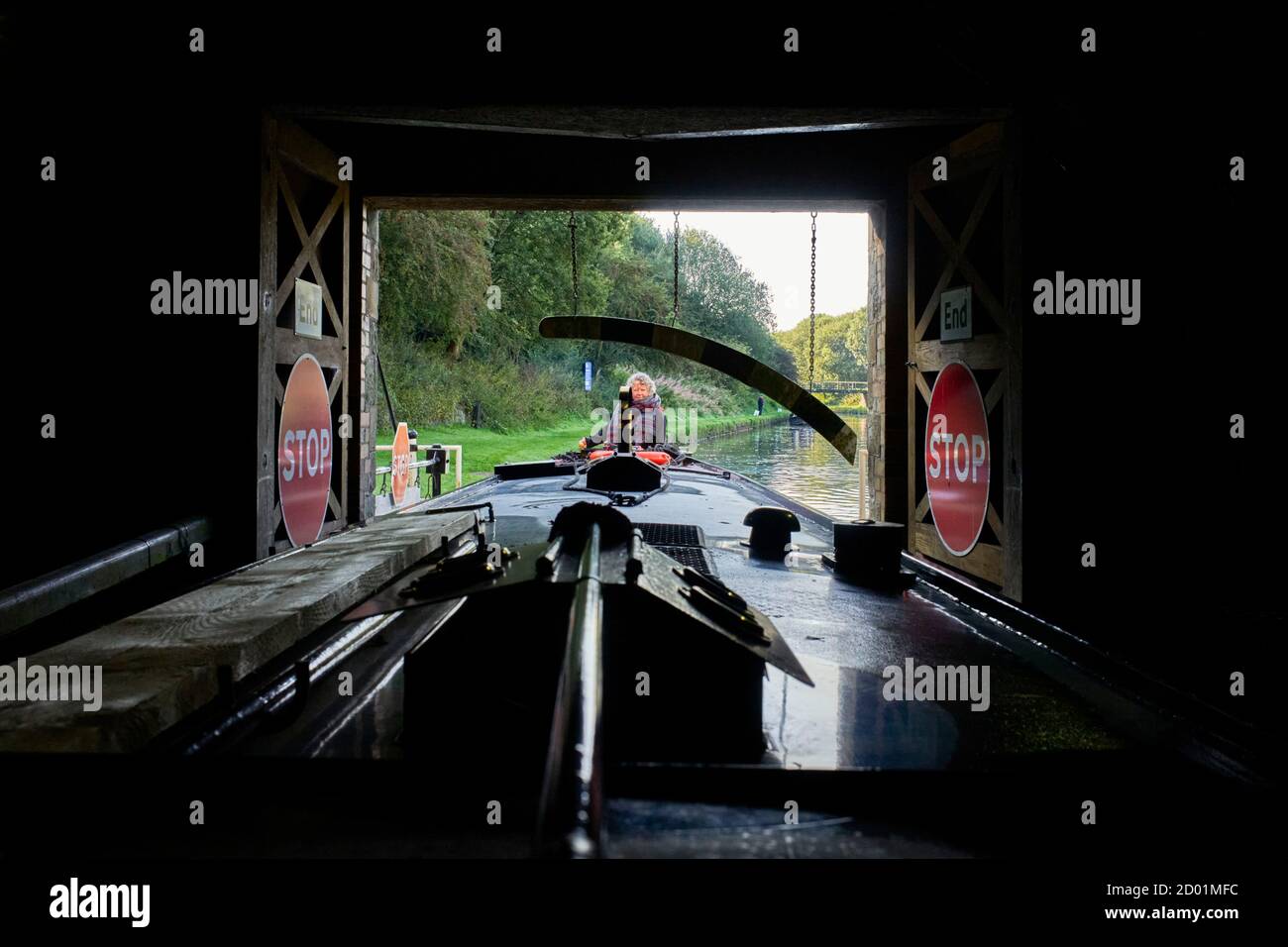 Narrowboat beim Betreten des Harecastle Tunnels am Stoke on Trent Fahren Sie nach Norden, und zeigen Sie die Anzeige für die Höhenbeschränkung an Stockfoto