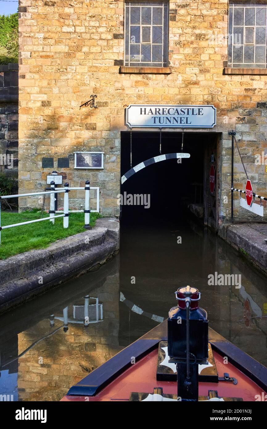 Schmalboot, das in den Harecastle Tunnel am Stoke am Trent End einfährt, fährt nach Norden und zeigt die Höhenbegrenzungsanzeige Stockfoto