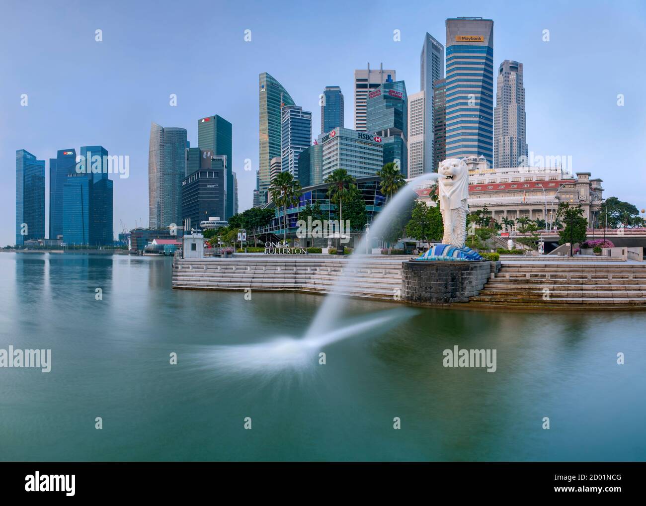 Blick in die Morgenröte der Skyline von Singapur und des Merlion-Brunnens in Singapur. Stockfoto