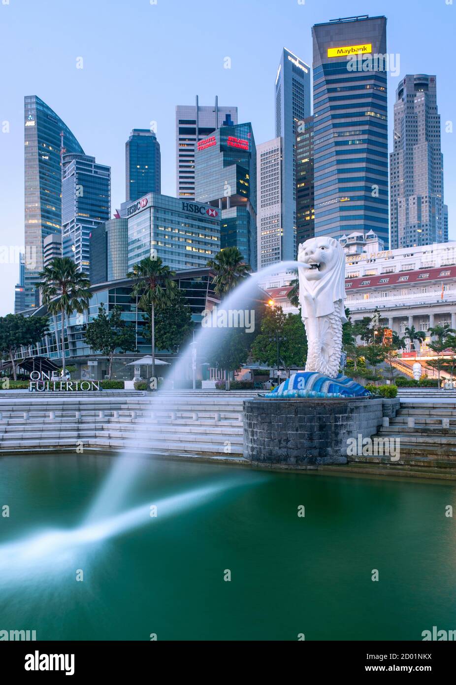 Blick in die Morgenröte der Skyline von Singapur und des Merlion-Brunnens in Singapur. Stockfoto