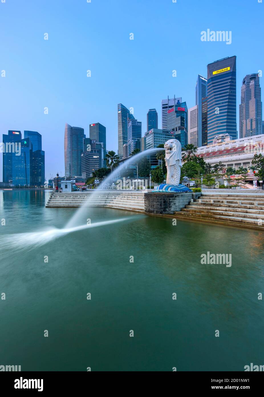 Blick in die Morgenröte der Skyline von Singapur und des Merlion-Brunnens in Singapur. Stockfoto