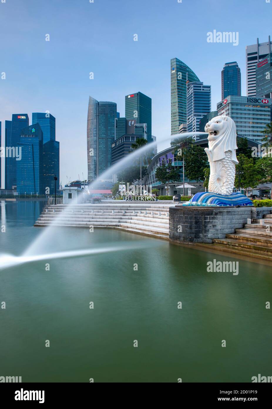 Blick in die Morgenröte der Skyline von Singapur und des Merlion-Brunnens in Singapur. Stockfoto