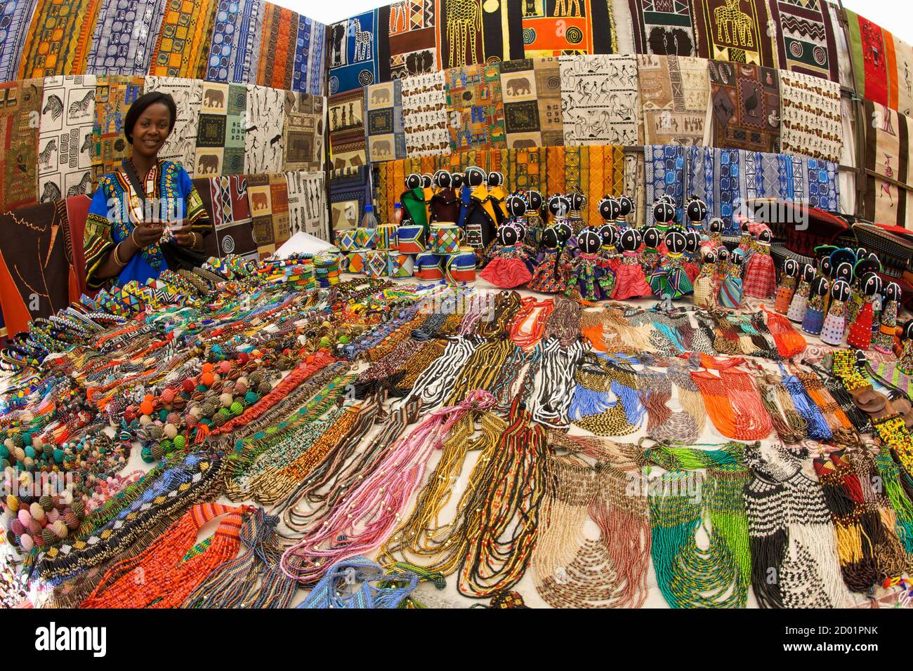 Afrikanische Dame in traditionellem Outfit verkauft Kuriositäten auf einem Markt in Kapstadt, Südafrika. Stockfoto