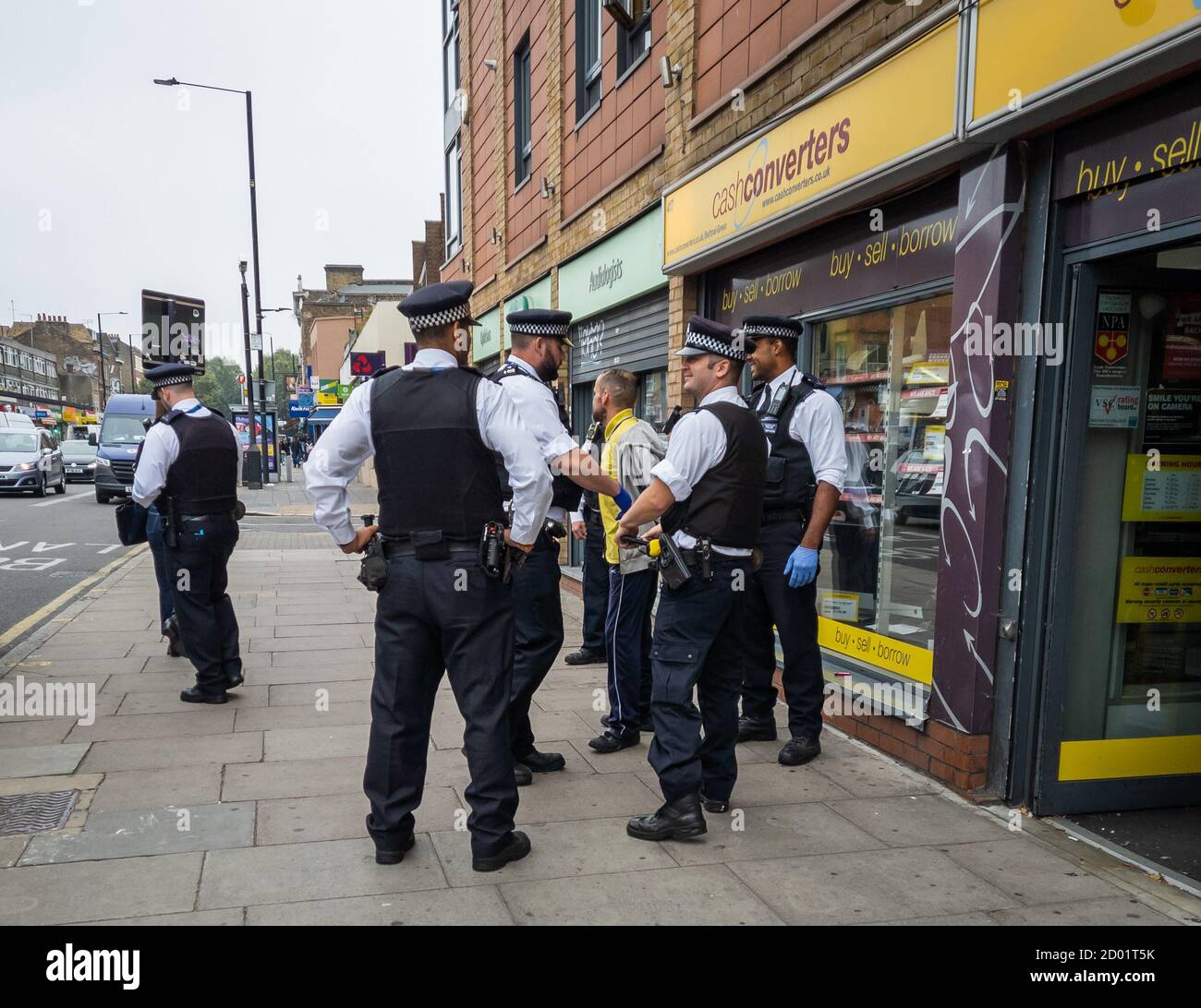 Die Polizei im East End von London, die einen Verdächtigen festnahm. Stockfoto