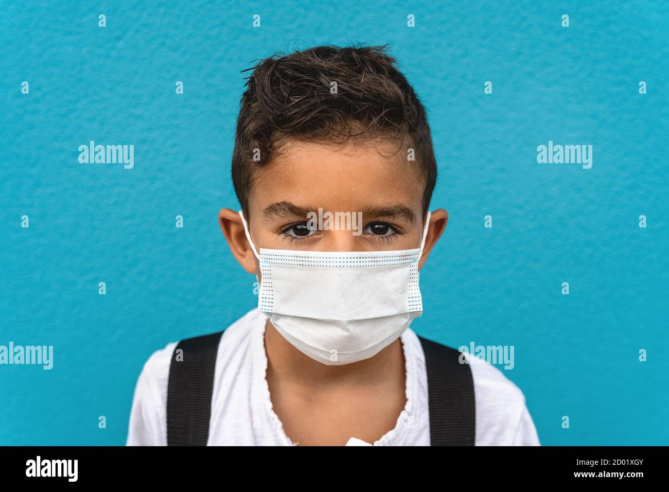 Kind trägt Gesichtsschutzmaske zurück zur Schule gehen während corona-Virus-Pandemie Stockfoto