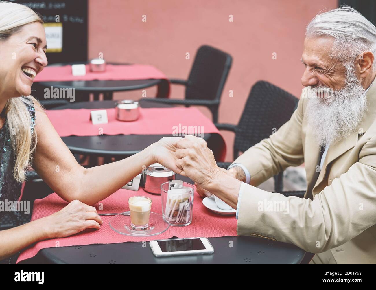 Glückliches Seniorenpaar, das Kaffee in der Bar im Freien trinkt - Mode Reife Ehemann und Ehefrau mit zarten Momente zusammen Stockfoto