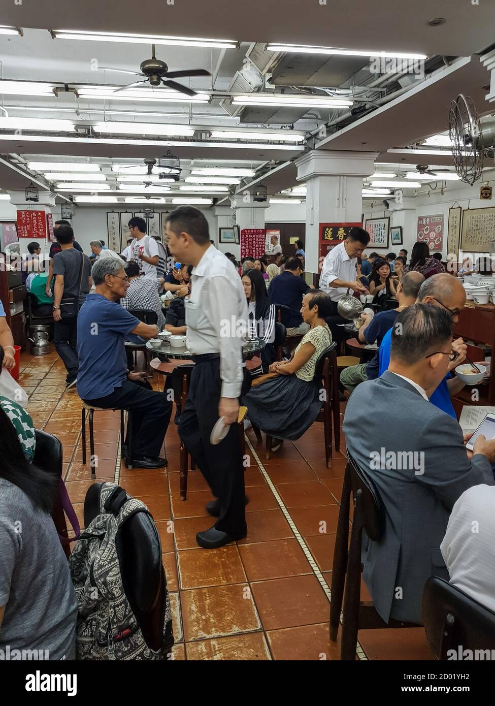 Das Interieur eines traditionellen, alten Dim Sum Restaurants in Hongkong, das schnell verschwindet, hat dies bereits getan. Stockfoto