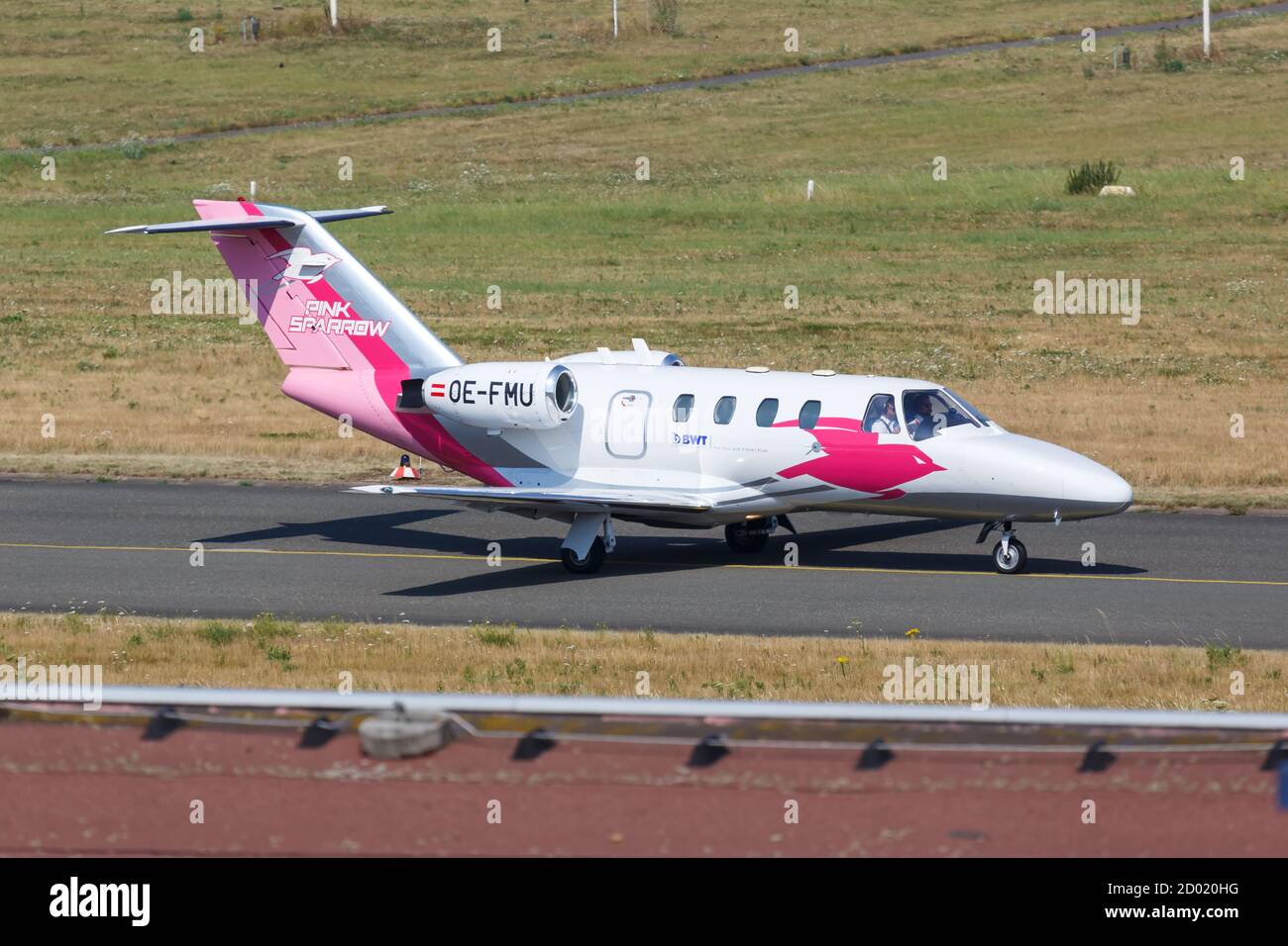 Dortmund, Deutschland - 10. August 2020: Pink Sparrow Cessna 525 CitationJet 1 Flugzeug am Flughafen Dortmund in Deutschland. Stockfoto