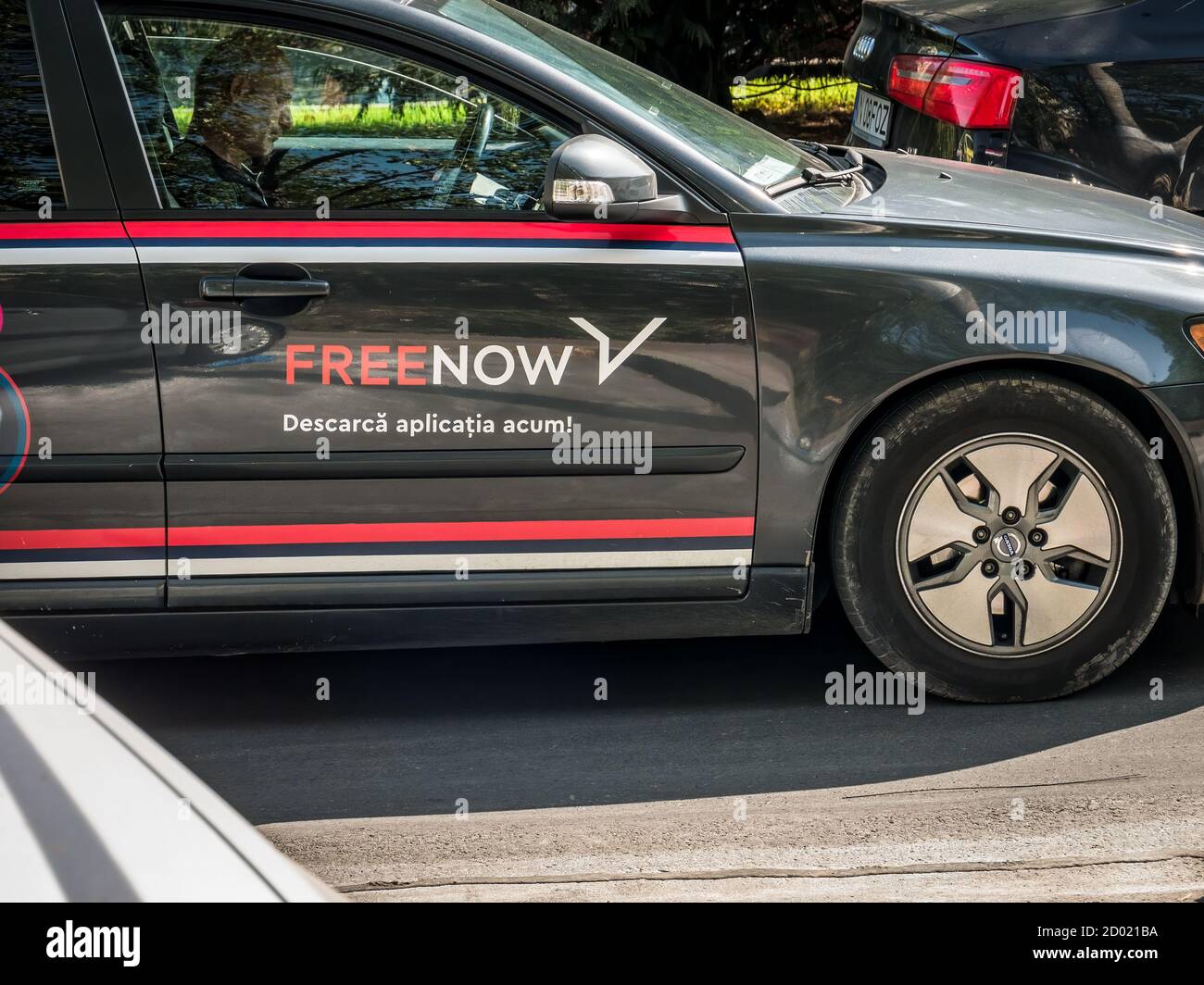 Bukarest/Rumänien 09.05.2020: Logo der deutschen Verkehrsplattform freeJetzt auf einem schwarzen Auto gedruckt. Stockfoto