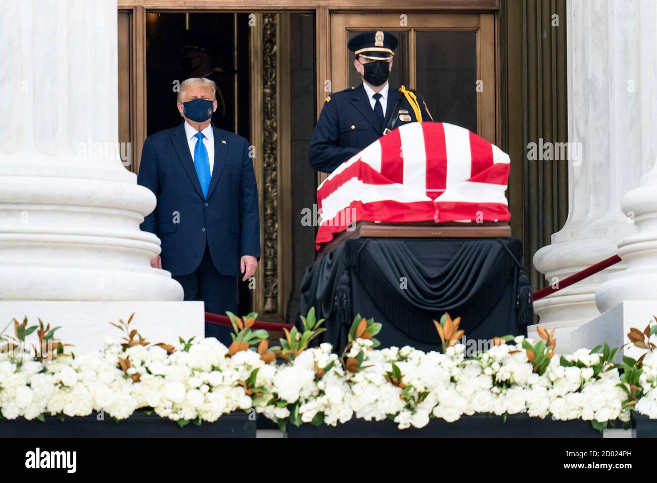 US-Präsident Donald Trump respektiert die Fahnenschachel der Richterin des Obersten Gerichtshofs Ruth Bader Ginsburg im US-Kapitolgebäude am 24. September 2020 in Washington, DC. Ginsburg war die erste Frau, die im Zustand am US-Kapitol lag. Stockfoto