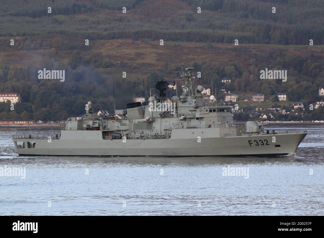 NRP Corte-Real (F332), eine von der portugiesischen Marine betriebene Fregatte der Vasco da Gama-Klasse, die Gourock bei ihrer Ankunft zur Übung Joint Warrior 20 passiert. Stockfoto