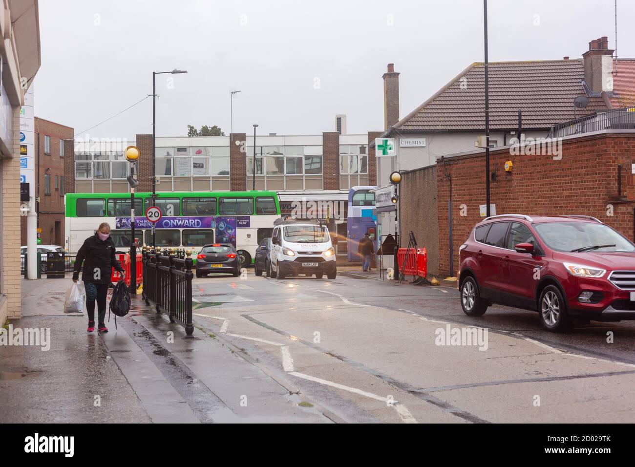 Everyday Lifestyle / Essex Weather News Concept - Woman traging face covering tragend Shopping, Market Road, Wickford, Essex, Britain, 2020. Stockfoto