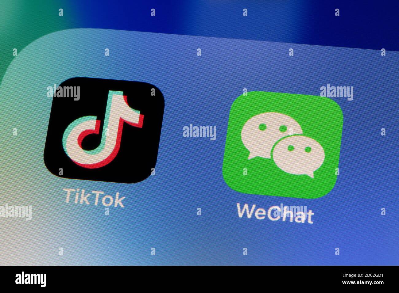 Ostersund, Schweden - Okt. 2, 2020: App-Icons Tikttok und WeChat. TikTok und WeChat sind beide ein chinesischer Netzwerkdienst. Stockfoto