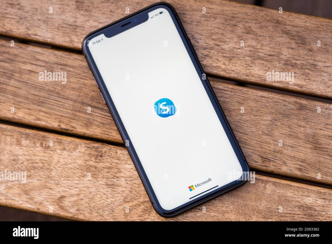 Tallinn / Estland - 28. September 2020: Schwarzes iphone mit Logo von Social Media Skype auf dem Bildschirm. Holzhintergrund. Kann als Veranschaulichung für verwendet werden Stockfoto