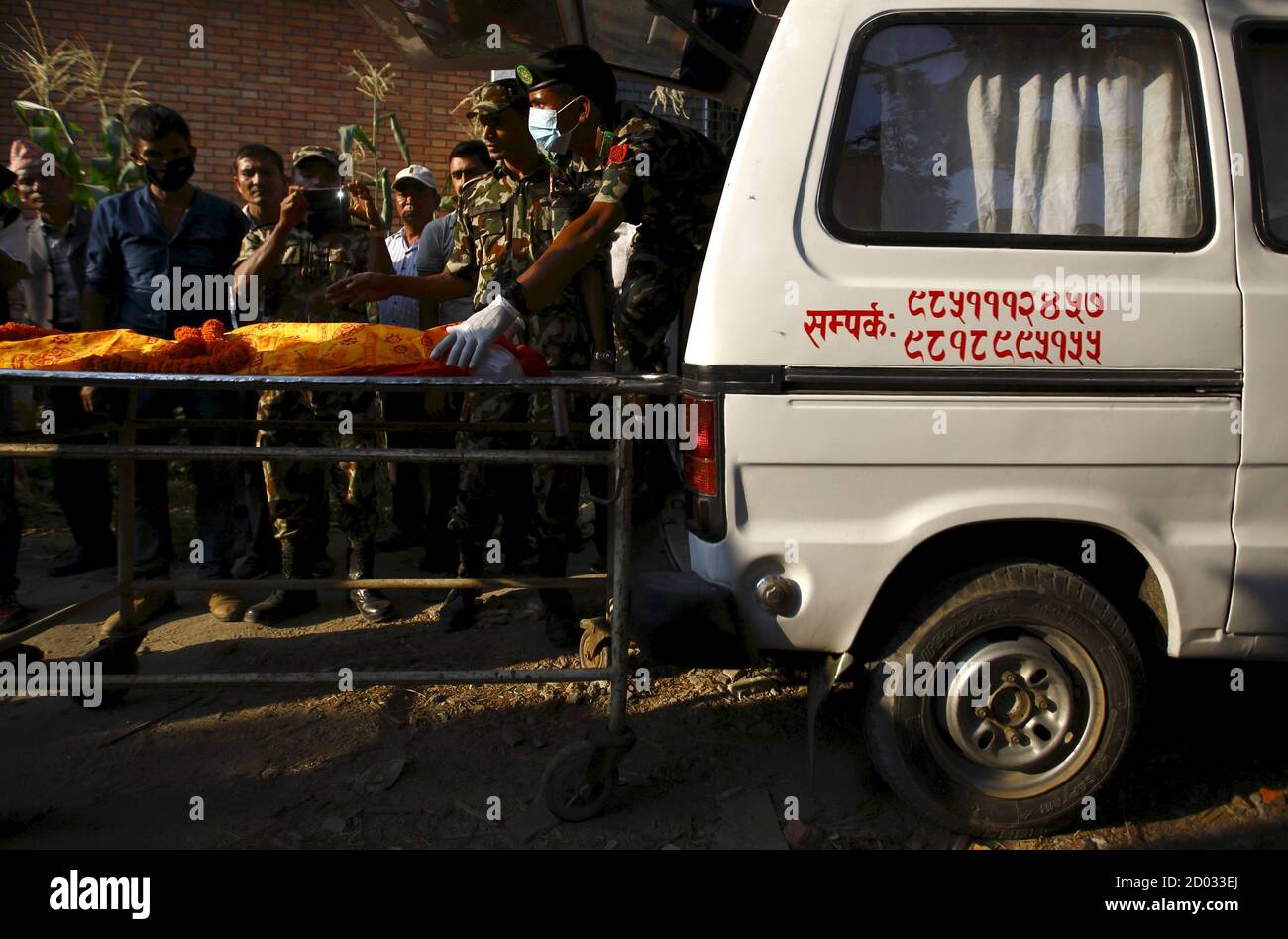 Mitarbeiter der nepalesischen Armee bereiten sich darauf vor, die Leiche eines Erdbebenopfers zu laden, das beim US-Militär UH-1Y Huey-Hubschrauberabsturz während einer Mission zur Unterstützung der Erdbebenopfer in Kathmandu, Nepal, am 8. Juni 2015 ums Leben kam. Die Leichen von fünf Erdbebenopfern, die bei dem Hubschrauberabsturz ums Leben kamen, wurden nach dem DNA-Test den Familienangehörigen übergeben. REUTERS/Navesh Chitrakar Stockfoto